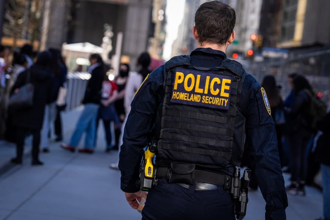 Un agente del Departamento de Seguridad Nacional monta guardia en el número 26 de Federal Plaza, en la ciudad de Nueva York, el 10 de marzo de 2025. (David Dee Delgado/Getty Images)
