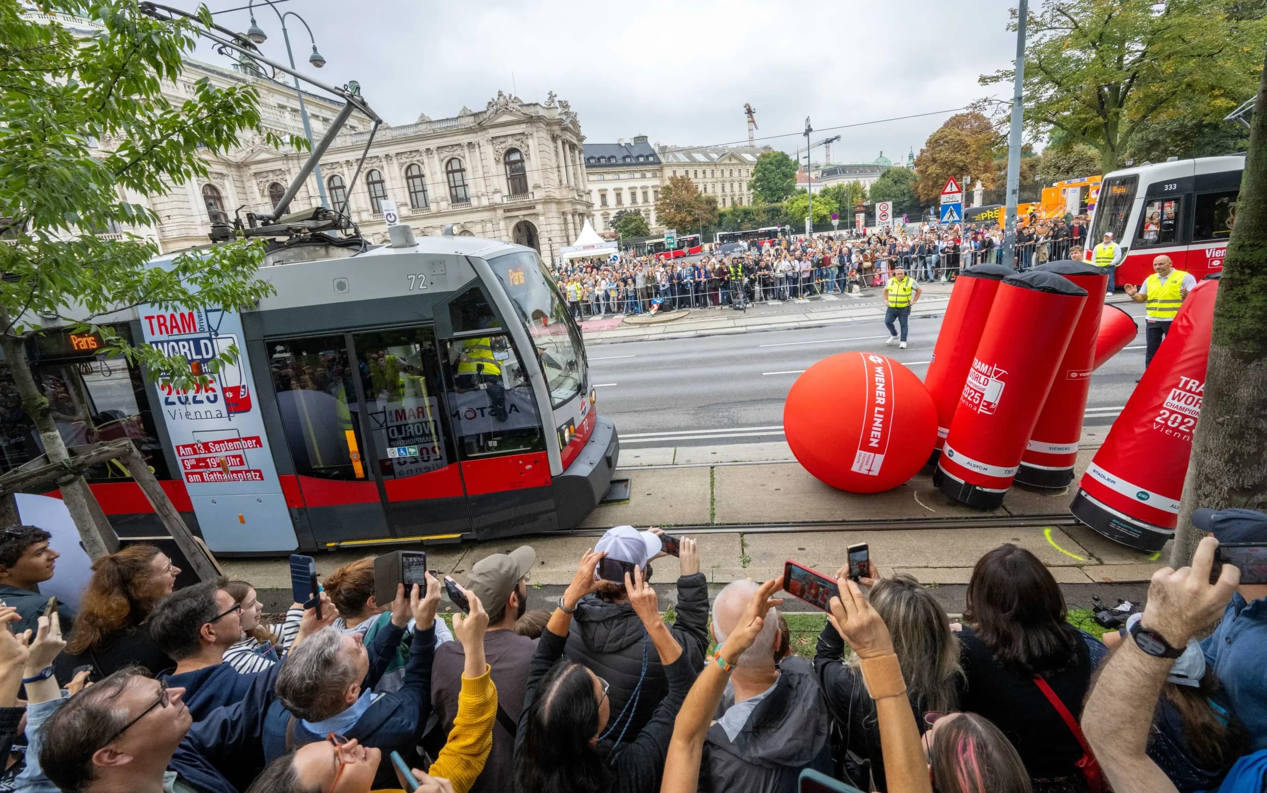 <em>El tranvía del equipo francés "París" compite durante el Campeonato Mundial de Conductores de Tranvía 2025 frente al Ayuntamiento de Viena, Austria, el 13 de septiembre de 2025, donde los mejores conductores de tranvía del mundo, procedentes de 25 países, han demostrado sus excepcionales habilidades al volante en una serie de desafiantes competiciones. Joe Klamar/AFP vía Getty Images</em>
