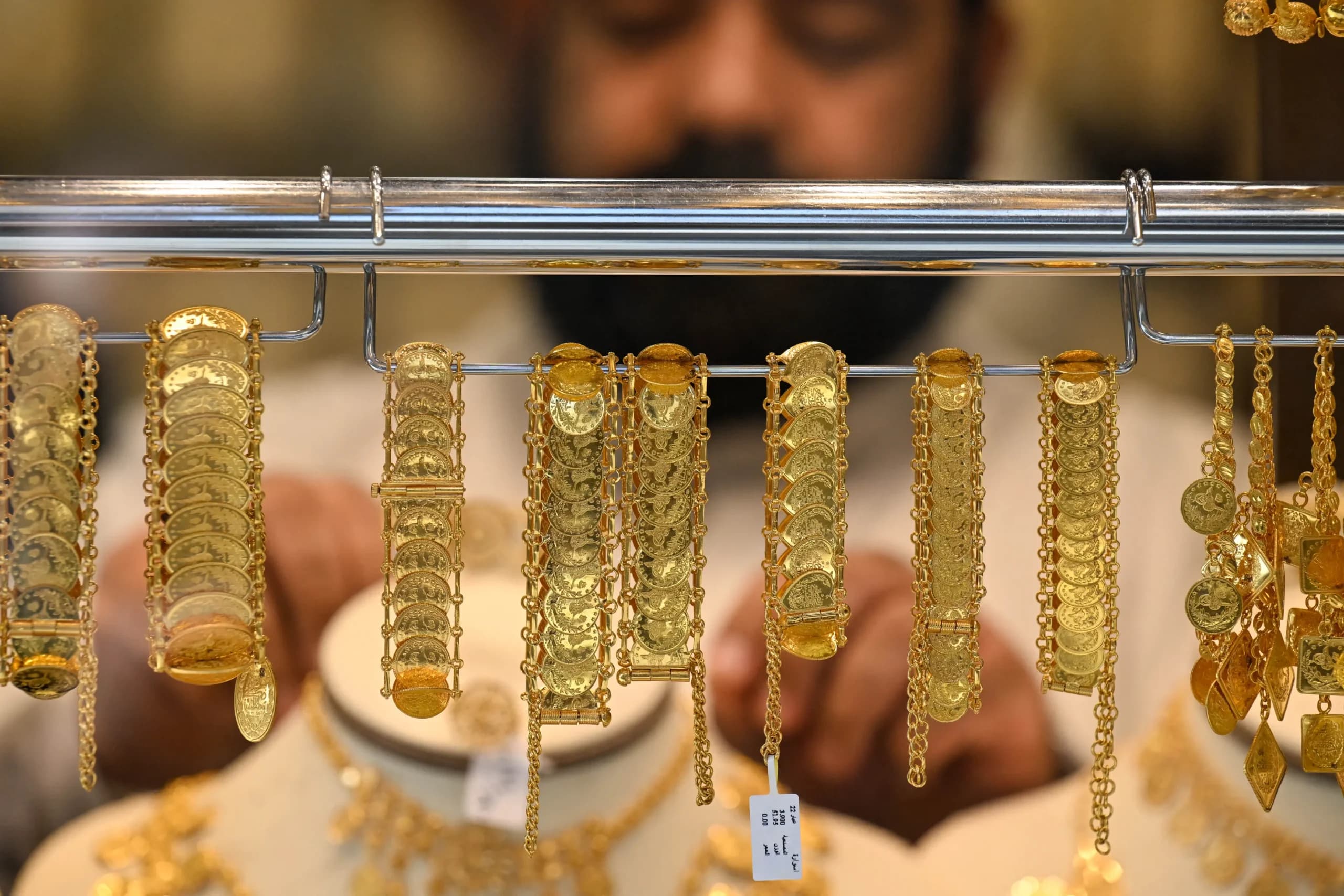 <em>Un joyero kuwaití ordena artículos de oro en su tienda en el centro de la ciudad de Kuwait, el 13 de septiembre de 2025. Yasser Al-Zayyat/AFP vía Getty Images</em>