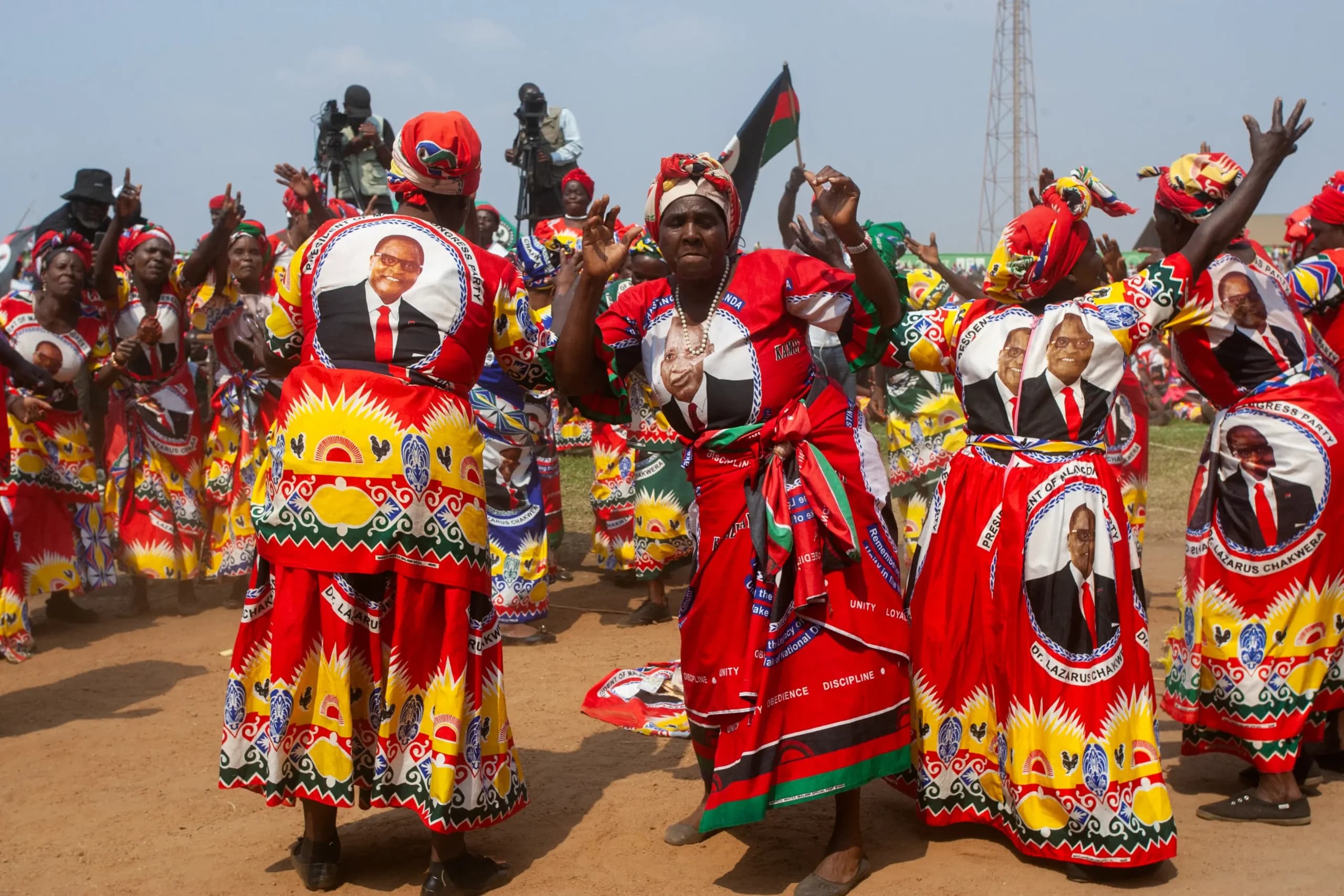 <em>Seguidores del Partido del Congreso de Malaui (MCP) bailan antes de la llegada del presidente de Malaui y candidato presidencial del MCP, Lazarus Chakwera, durante el mitin final de campaña del MCP en el estadio Civo de Lilongwe, el 13 de septiembre de 2025. Amos Gumulira/AFP a través de Getty Images</em>