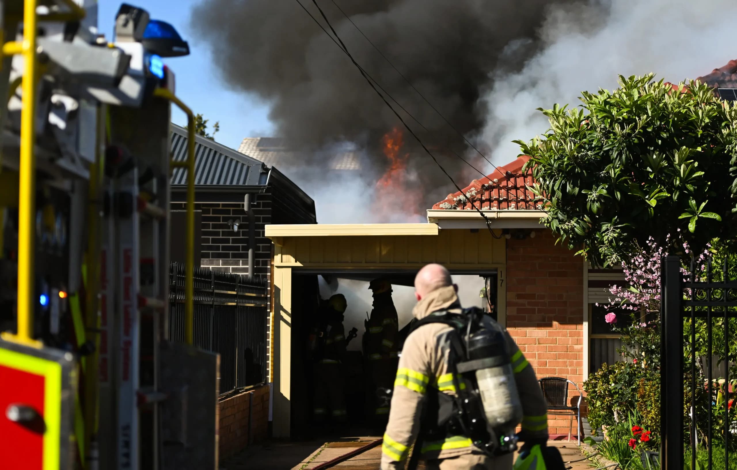 <em>El Servicio Metropolitano de Bomberos de Australia Meridional combate un incendio en una vivienda en Woodville Gardens, Australia Meridional, el 13 de septiembre de 2025. Tracey Nearmy/Getty Images</em>