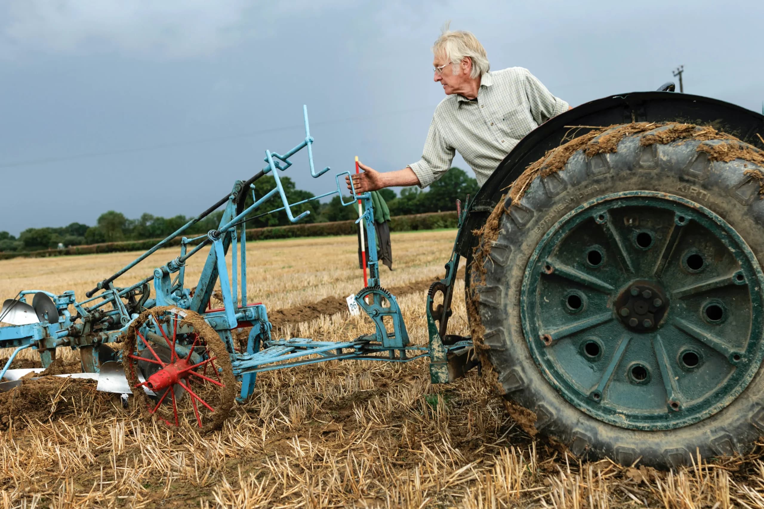 <em>Competidores participan en el concurso anual de arado Weald of Kent Ploughing Match en Headcorn, Inglaterra, el 13 de septiembre de 2025. La competición anual muestra la experiencia y la habilidad en el antiguo oficio del arado, junto con otros atractivos rurales, como un mercado de agricultores, exhibiciones de aves rapaces y carreras de terriers. Dan Kitwood/Getty Images</em>