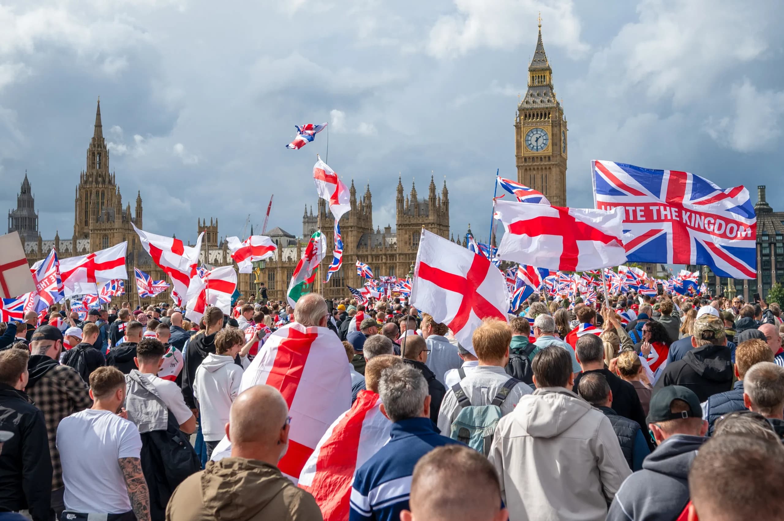 <em>Miembros del público cruzan el puente de Westminster en dirección a Whitehall durante la manifestación "Unite the Kingdom" en el centro de Londres, Inglaterra, el 13 de septiembre de 2025. Ben Montgomery/Getty Images</em>