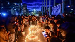 El día en fotos: Vigilia con velas en Nepal, manifestación "Unite the Kingdom" y competencia anual de arado