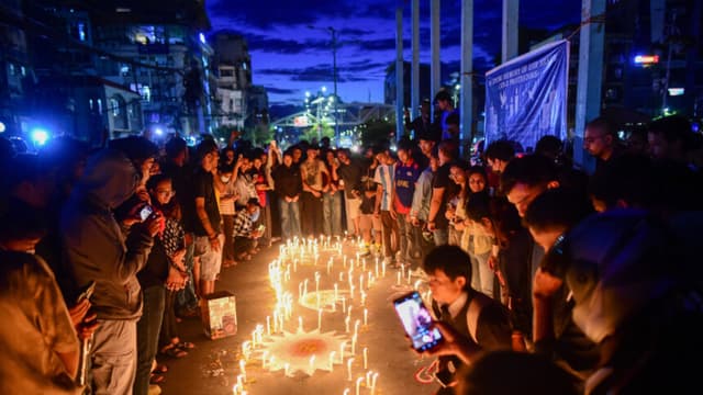 Los habitantes de Nepal se reúnen en una vigilia con velas para rendir homenaje a los manifestantes de la generación Z que murieron por disparos durante las protestas contra la corrupción del 8 de septiembre, en un altar ubicado fuera del parlamento quemado de Nepal en Katmandú, el 13 de septiembre de 2025. Ritesh Shukla/Getty Images