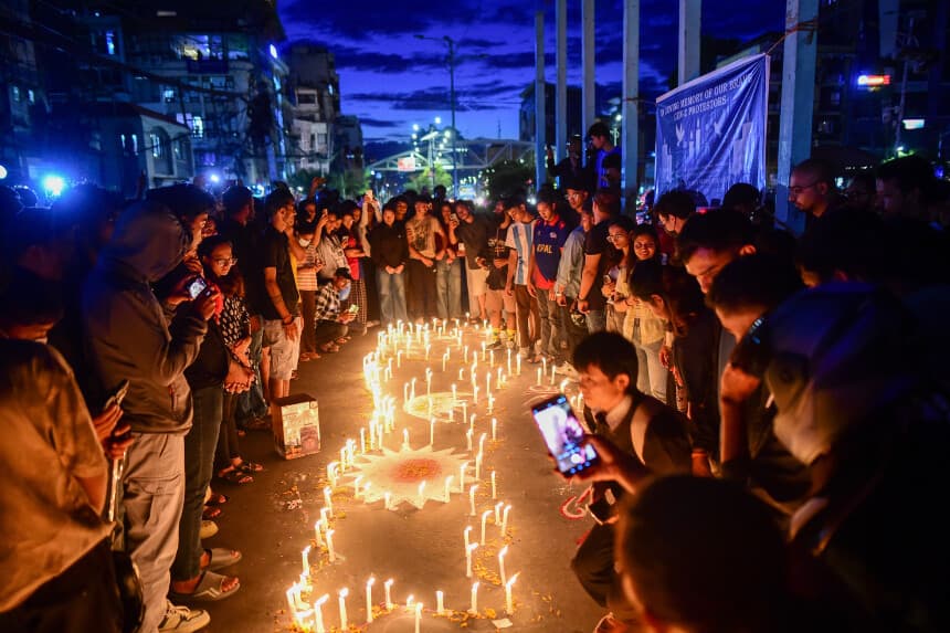 Los habitantes de Nepal se reúnen en una vigilia con velas para rendir homenaje a los manifestantes de la generación Z que murieron por disparos durante las protestas contra la corrupción del 8 de septiembre, en un altar ubicado fuera del parlamento quemado de Nepal en Katmandú, el 13 de septiembre de 2025. Ritesh Shukla/Getty Images