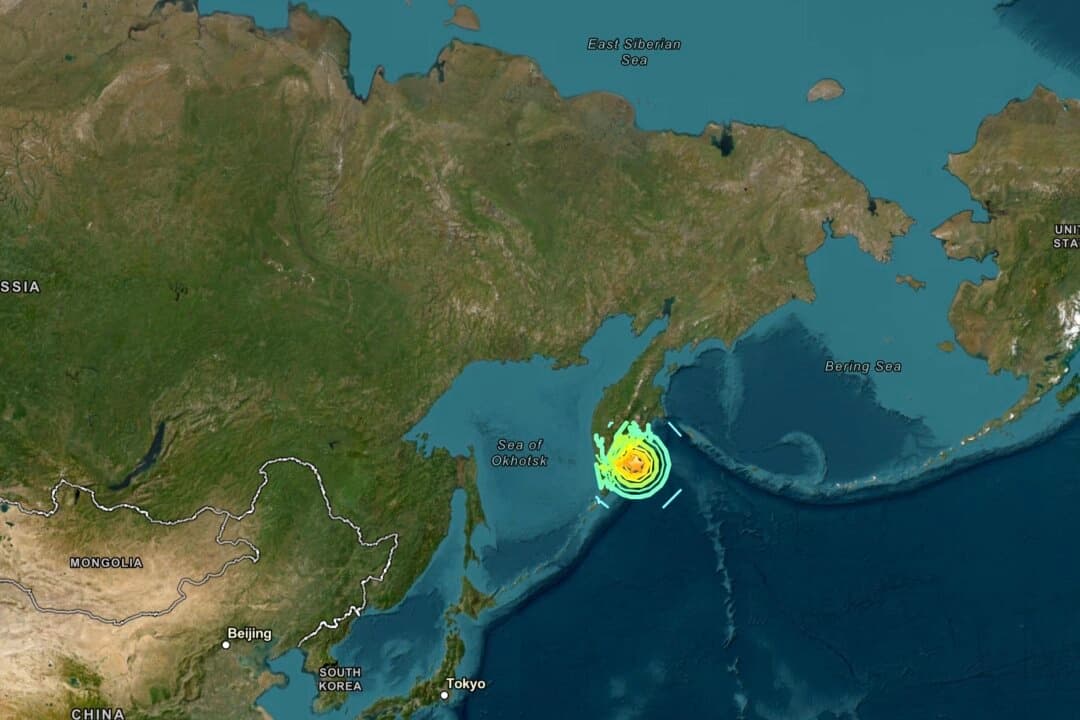 Un mapa muestra la ubicación de un terremoto de magnitud 7.4 que golpeó cerca de la costa este de la región rusa de Kamchatka, el 13 de septiembre de 2025. (USGS)