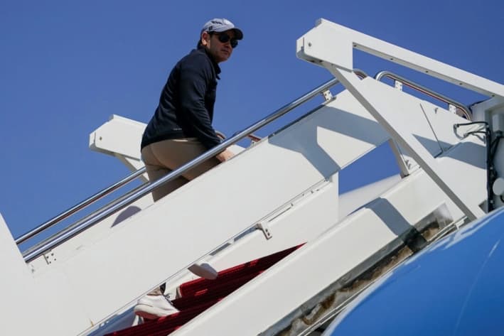 El secretario de Estado de EE. UU., Marco Rubio, aborda un avión antes de partir hacia Israel en la Base Conjunta Andrews, Maryland, el 13 de septiembre de 2025. (Nathan Howard/Pool vía Reuters)