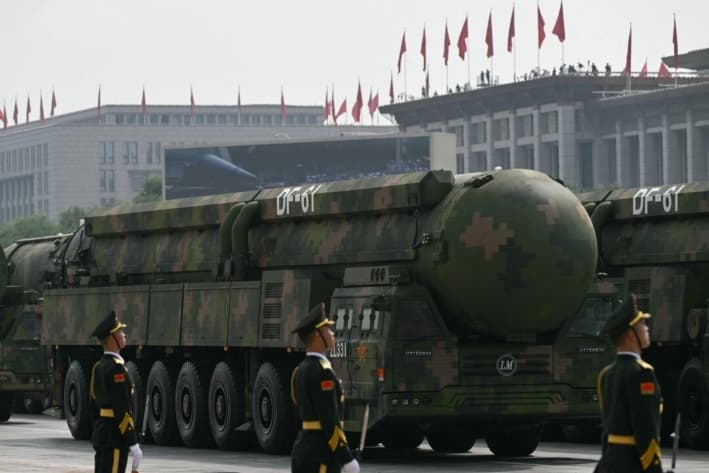 Los misiles balísticos intercontinentales DF-61 se ven durante un desfile militar que conmemora el 80 aniversario de la victoria sobre Japón y el fin de la Segunda Guerra Mundial, en la Plaza de Tiananmen de Beijing, el 3 de septiembre de 2025. (Greg Baker / AFP vía Getty Images)