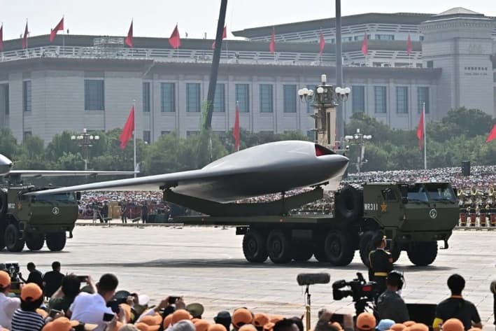 Un dron CS-5000T durante un desfile militar que conmemora el 80.º aniversario de la victoria sobre Japón y el fin de la Segunda Guerra Mundial, en la plaza de Tiananmen de Beijing, el 3 de septiembre de 2025. (Pedro Padro/AFP a través de Getty Images)