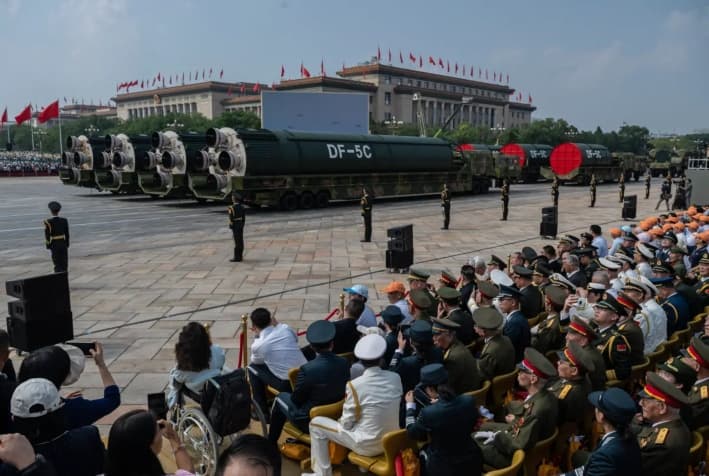 Los nuevos misiles nucleares estratégicos DF-5C de alcance global sobre camiones, tal y como se presentaron en un desfile militar que conmemoraba el 80.º aniversario de la victoria sobre Japón y el fin de la Segunda Guerra Mundial, en la plaza de Tiananmen de Beijing, el 3 de septiembre de 2025. (Kevin Frayer/Getty Images)
