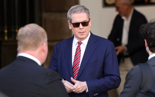 El secretario del Tesoro de Estados Unidos, Scott Bessent, llega al Ministerio de Asuntos Exteriores en Madrid antes de las conversaciones comerciales con el viceprimer ministro chino, He Lifeng, en Madrid, España, el 14 de septiembre de 2025. (Thomas Coex/AFP vía Getty Images)