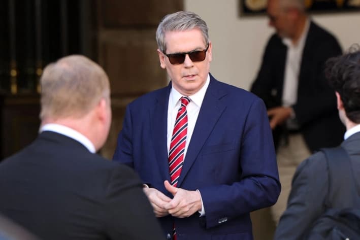 El secretario del Tesoro de Estados Unidos, Scott Bessent, llega al Ministerio de Asuntos Exteriores en Madrid antes de las conversaciones comerciales con el viceprimer ministro chino, He Lifeng, en Madrid, España, el 14 de septiembre de 2025. (Thomas Coex/AFP vía Getty Images)