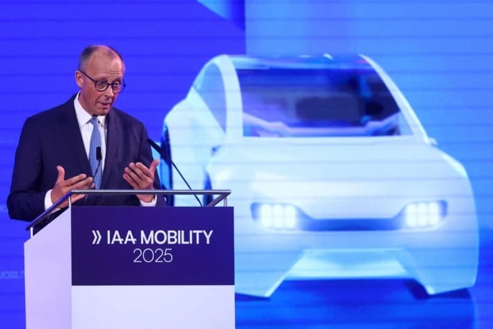 El canciller alemán, Friedrich Merz, habla en la ceremonia inaugural del salón del automóvil IAA Mobility 2025, en Múnich, Alemania, el 9 de septiembre de 2025. (Kai Pfaffenbach/Reuters)