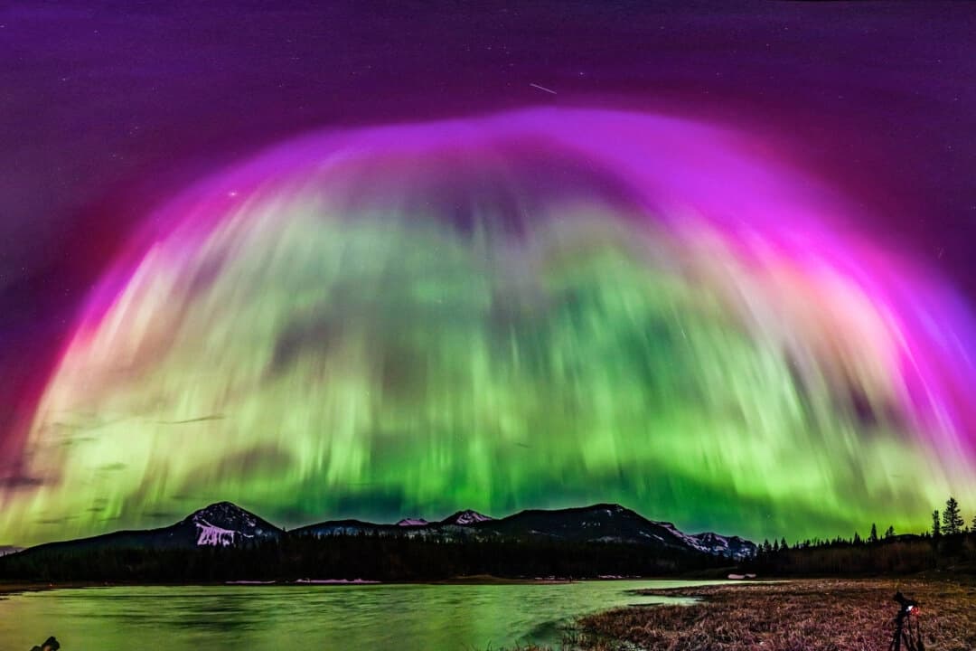 "Eran de 360 grados": fotógrafo captura auroras mientras tormentas solares anuncian "excursión polar"