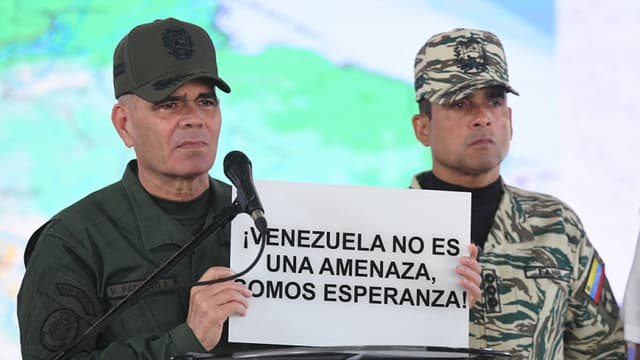 El ministro de Defensa de Venezuela, Vladimir Padrino López, sostiene un cartel que dice "Venezuela no es una amenaza, somos esperanza" durante una conferencia de prensa en Caracas el 27 de agosto de 2025. La víspera, Venezuela desplegó buques de guerra y drones para patrullar las costas del país después de que Estados Unidos enviara tres destructores a la región para presionar al presidente Nicolás Maduro. (Foto de STRINGER/AFP vía Getty Images)