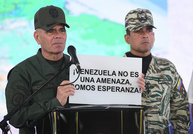 El ministro de Defensa de Venezuela, Vladimir Padrino López, sostiene un cartel que dice "Venezuela no es una amenaza, somos esperanza" durante una conferencia de prensa en Caracas el 27 de agosto de 2025. La víspera, Venezuela desplegó buques de guerra y drones para patrullar las costas del país después de que Estados Unidos enviara tres destructores a la región para presionar al presidente Nicolás Maduro. (Foto de STRINGER/AFP vía Getty Images)