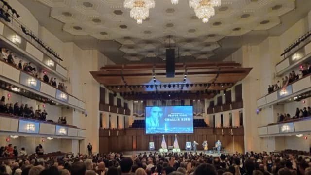 Miles de personas honran a Charlie Kirk en una vigilia de oración en Washington D. C.