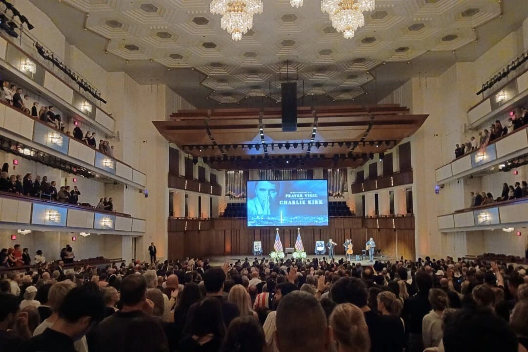 Miles de personas honran a Charlie Kirk en una vigilia de oración en Washington D. C.