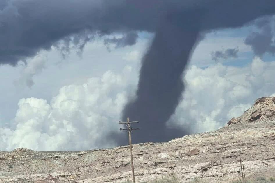 Se observa un embudo de tornado al noreste de Montezuma Creek, Utah, el 13 de septiembre de 2025. (Departamento de Policía de Navajo vía AP)