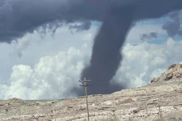 Se observa un embudo de tornado al noreste de Montezuma Creek, Utah, el 13 de septiembre de 2025. (Departamento de Policía de Navajo vía AP)