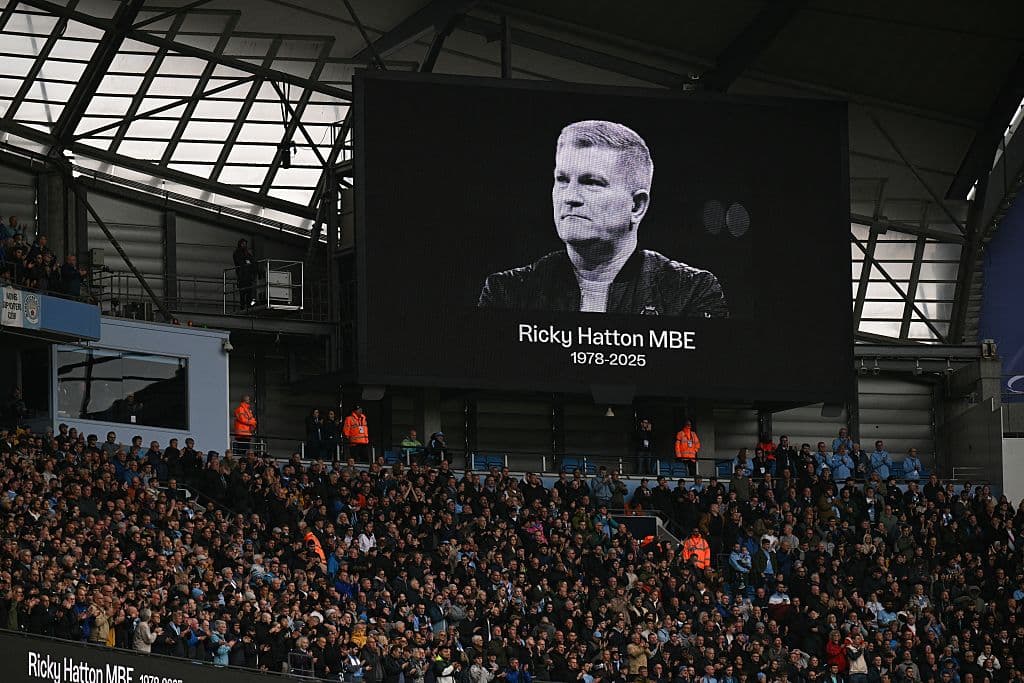 El público y los equipos guardan un minuto de silencio en memoria del fallecido boxeador Ricky Hatton durante el partido de fútbol de la Premier League inglesa entre el Manchester City y el Manchester United en el estadio Etihad de Mánchester, al noroeste de Inglaterra, el 14 de septiembre de 2025. (OLI SCARFF/AFP a través de Getty Images)