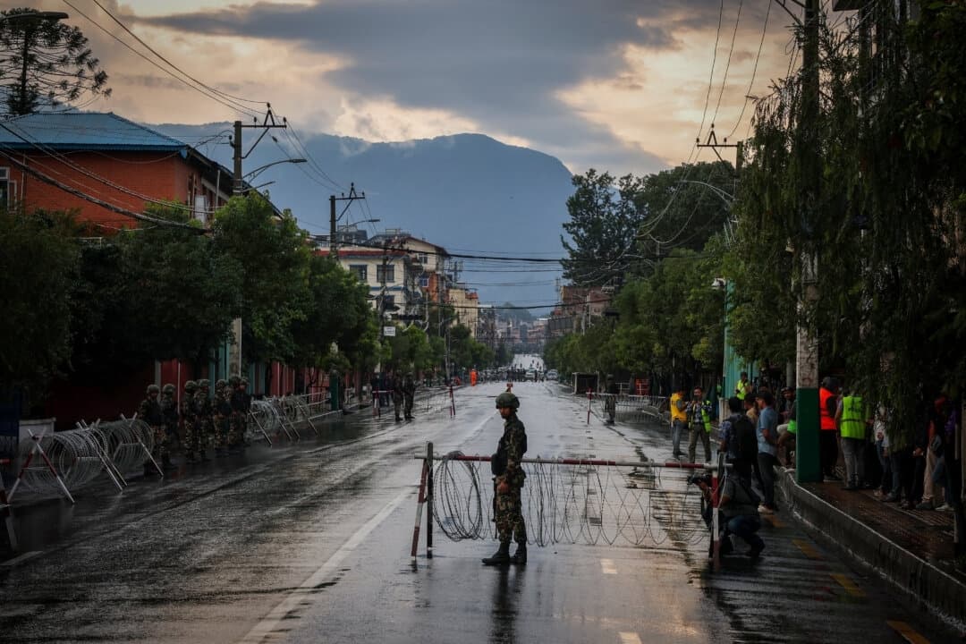 Un soldado del ejército nepalí vigila el exterior del edificio presidencial "Shital Niwas", tras las mortíferas protestas anticorrupción del lunes provocadas por la prohibición de las redes sociales, que posteriormente fue levantada, en Katmandú, Nepal, el 12 de septiembre de 2025. (Adnan Abidi/Reuters)