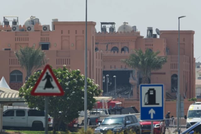 Se observan los daños tras un ataque israelí contra un complejo que albergaba a los líderes políticos de Hamás en Doha, Catar, el 10 de septiembre de 2025. (Jon Gambrell/AP)