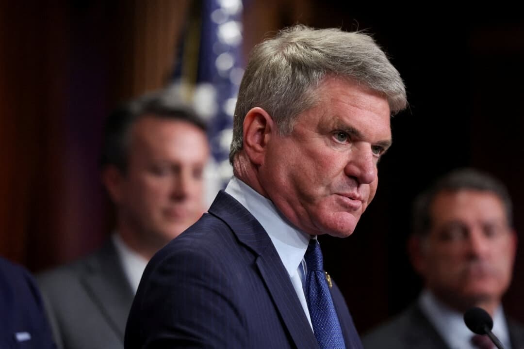 El representante estadounidense Michael McCaul (R-Texas) en el Capitolio, en Washington, el 11 de octubre de 2023. (Kevin Lamarque/Reuters)