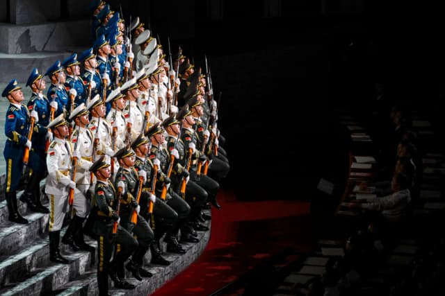 Artistas participan en una actuación tras un desfile militar que conmemora el 80.º aniversario de la victoria sobre Japón y el fin de la Segunda Guerra Mundial, en Beijing, el 3 de septiembre de 2025. (Wwang Zhao/AFP a través de Getty Images)