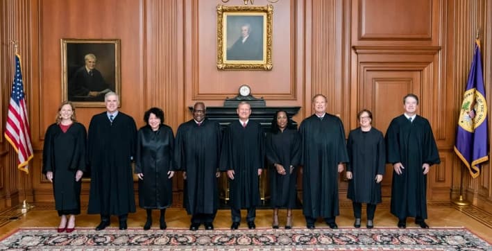 (De izq. a der.) Los jueces asociados Amy Coney Barrett, Neil Gorsuch, Sonia Sotomayor y Clarence Thomas, el presidente del Tribunal Supremo, John Roberts, y los jueces asociados Ketanji Brown Jackson, Samuel Alito, Elena Kagan y Brett Kavanaugh posan para una foto grupal, en Washington, el 30 de septiembre de 2022. (Colección de la Corte Suprema de los Estados Unidos a través de Getty Images)