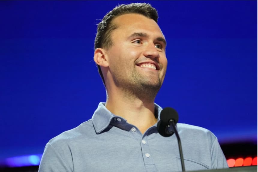 El fundador de Turning Point USA, Charlie Kirk, aparece en el escenario del Foro Fiserv durante los preparativos para la Convención Nacional Republicana (RNC) en Milwaukee, Wisconsin, el 14 de julio de 2024. Andrew Harnik/Getty Images
