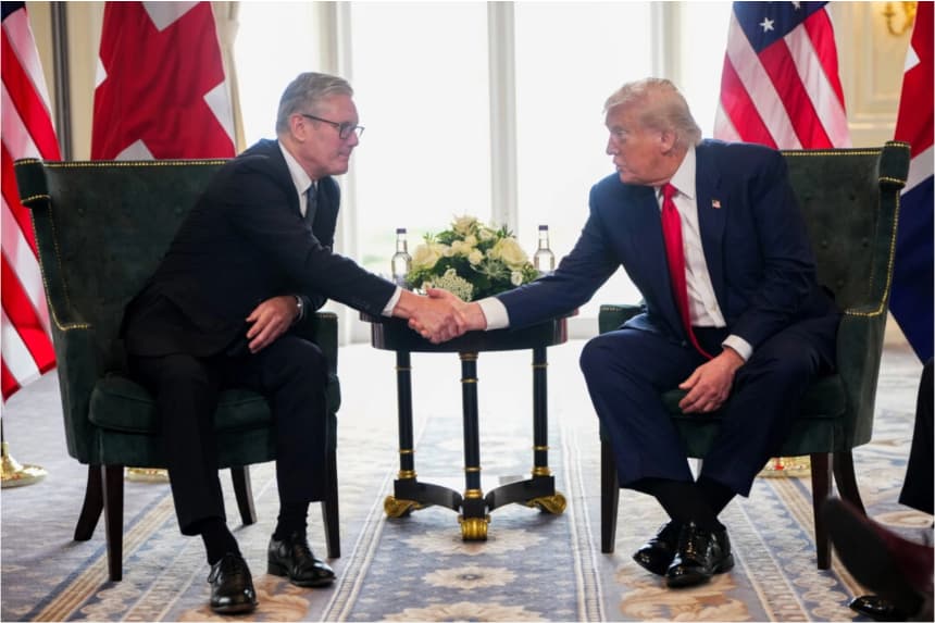 El presidente de Estados Unidos, Donald Trump, saluda al primer ministro británico, Keir Starmer, en el resort y club de golf Trump Turnberry, en Escocia, el 28 de julio de 2025. Christopher Furlong/Getty Images