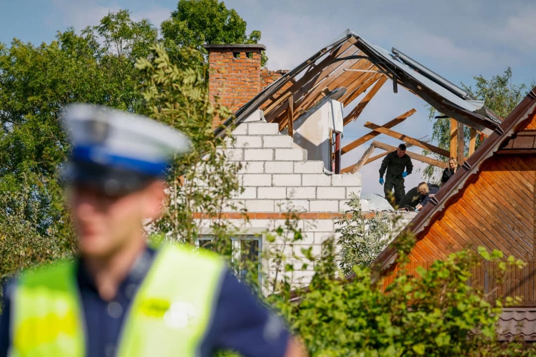 La policía y el ejército inspeccionan los daños causados a una casa destruida por los restos de un dron ruso derribado sobre la localidad de Wyryki-Wola, en el este de Polonia, el 10 de septiembre de 2025. (Foto de Wojtek Radwanski/AFP a través de Getty Images).
