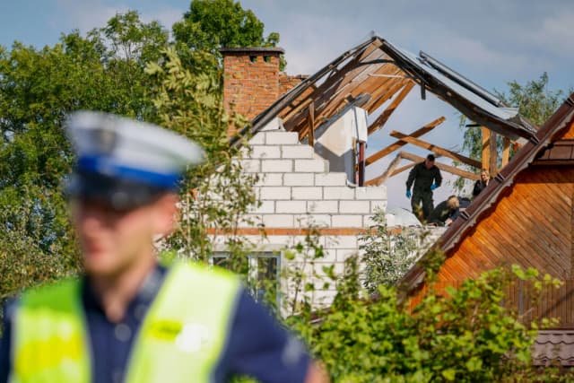 La policía y el ejército inspeccionan los daños causados a una casa destruida por los restos de un dron ruso derribado sobre la localidad de Wyryki-Wola, en el este de Polonia, el 10 de septiembre de 2025. (Foto de Wojtek Radwanski/AFP a través de Getty Images).