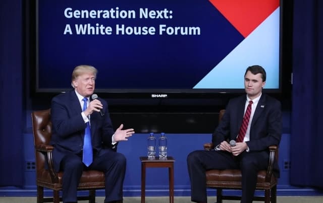 El presidente Donald Trump habla mientras el activista conservador Charlie Kirk escucha en un foro denominado Generation Next Summit, en la Casa Blanca, el 22 de marzo de 2018. (Mark Wilson/Getty Images)