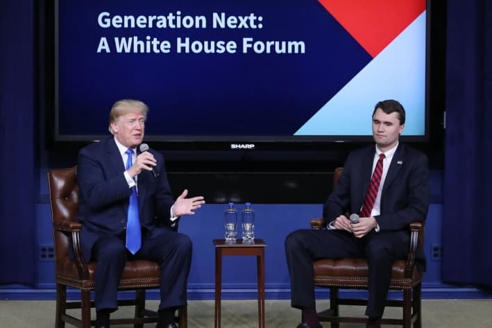 El presidente Donald Trump habla mientras el activista conservador Charlie Kirk escucha en un foro denominado Generation Next Summit, en la Casa Blanca, el 22 de marzo de 2018. (Mark Wilson/Getty Images)