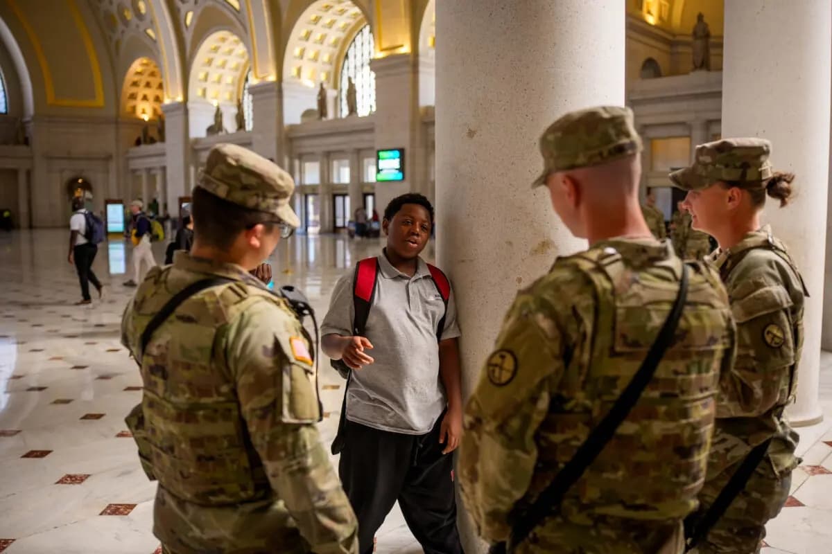 Miembros de la Guardia Nacional charlan con jóvenes visitantes de la Union Station de Washington el 8 de septiembre de 2025. (Andrew Harnik/Getty Images)