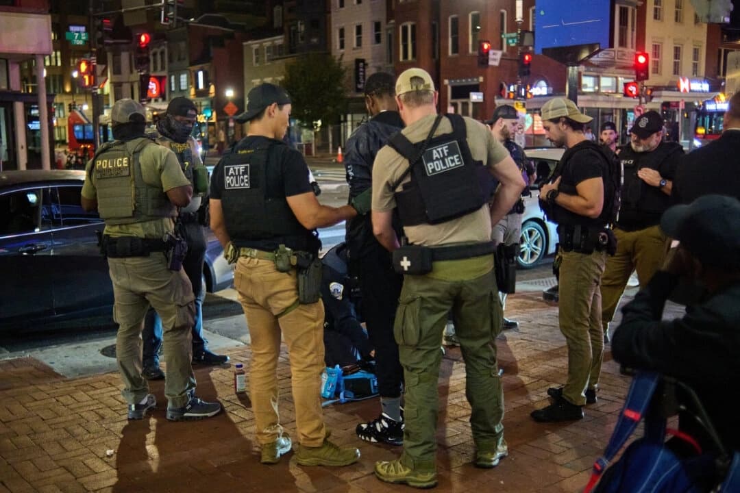 Agentes federales detienen a un hombre en una estación de metro de Washington el 3 de septiembre de 2025. (Dominic Gwinn/Middle East Images vía AFP vía Getty Images)