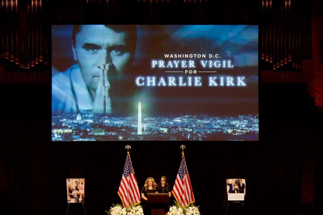 Charlotte Pérez y Malia Shirley, funcionarias de Turning Points USA, pronuncian las palabras de apertura en una vigilia de oración por Charlie Kirk en el Centro John F. Kennedy de Washington, el 14 de septiembre de 2025. (Travis Gillmore/The Epoch Times).