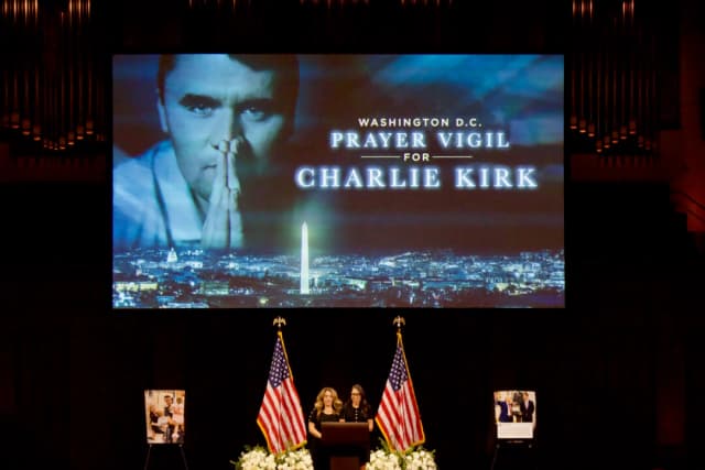 Charlotte Pérez y Malia Shirley, funcionarias de Turning Points USA, pronuncian las palabras de apertura en una vigilia de oración por Charlie Kirk en el Centro John F. Kennedy de Washington, el 14 de septiembre de 2025. (Travis Gillmore/The Epoch Times).