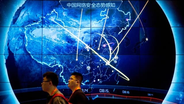 Los asistentes pasan frente a una pantalla electrónica que muestra los ciberataques recientes en China durante la Conferencia sobre Seguridad en Internet de China, celebrada en Beijing el 12 de septiembre de 2017. (Mark Schiefelbein/AP Photo)