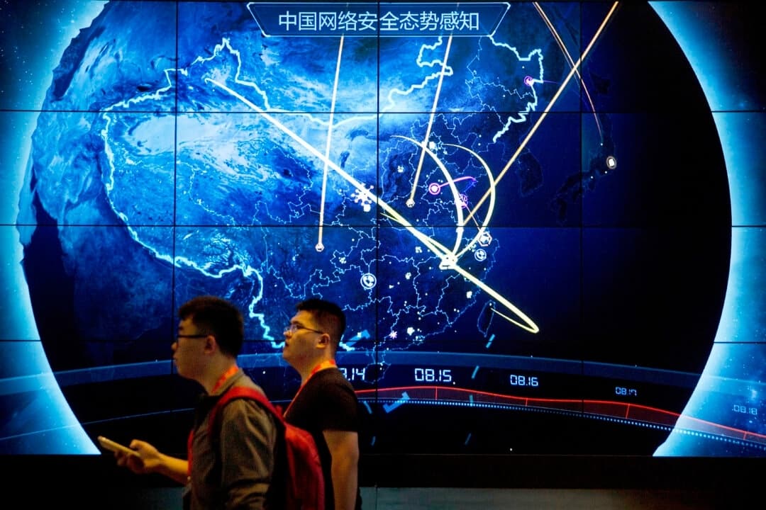 Los asistentes pasan frente a una pantalla electrónica que muestra los ciberataques recientes en China durante la Conferencia sobre Seguridad en Internet de China, celebrada en Beijing el 12 de septiembre de 2017. (Mark Schiefelbein/AP Photo)