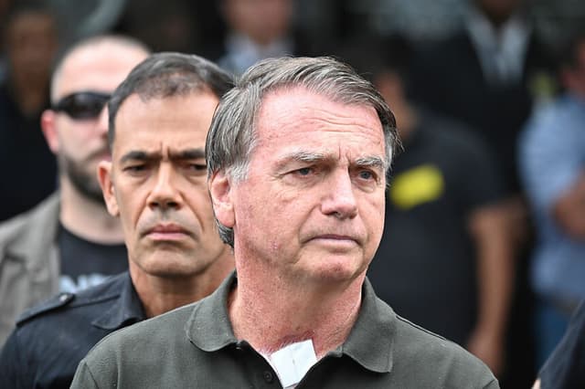 El expresidente brasileño Jair Bolsonaro abandona el Hospital DF Star tras someterse a una intervención médica el 14 de septiembre de 2025 en Brasilia, Brasil. (Ton Molina/Getty Images)