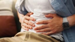 Los mejores alimentos y suplementos para aliviar el estreñimiento