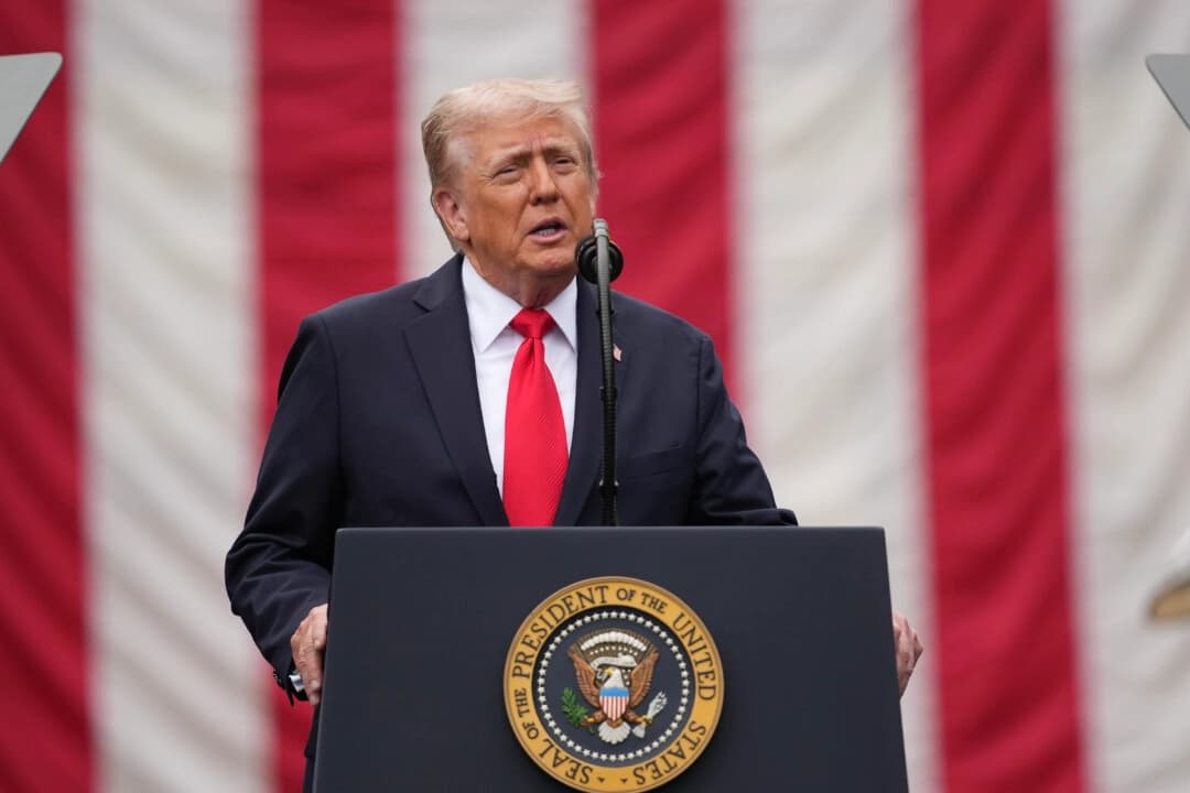 El presidente Donald Trump habla durante una conmemoración del 11 de septiembre en el patio del Pentágono el 11 de septiembre de 2025 en Arlington, Virginia. (Foto de Andrew Harnik/Getty Images)
