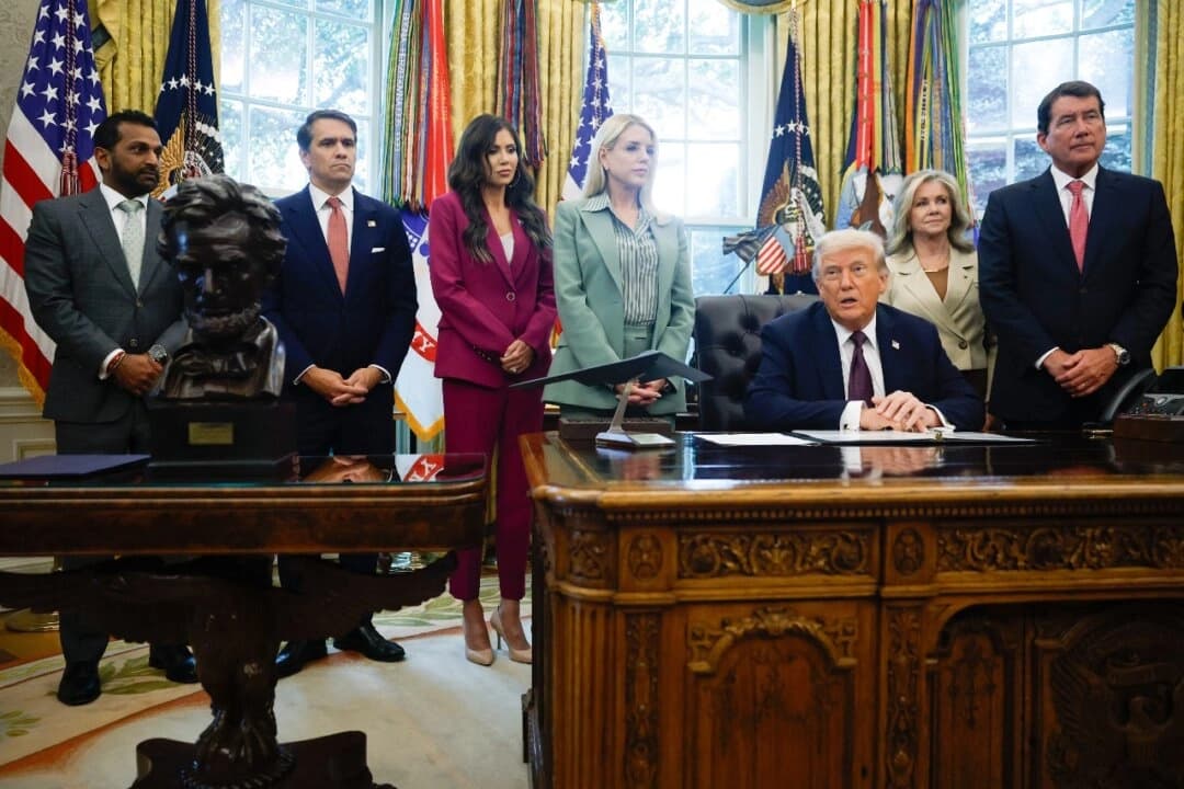 El presidente Donald Trump pronuncia unas palabras antes de firmar un memorándum presidencial en el Despacho Oval el 15 de septiembre de 2025. (Kevin Dietsch/Getty Images)