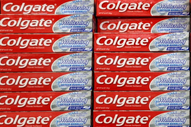 Colgate acepta cambiar cantidad de flúor que aparece en su empaque de pasta dental: Ken Paxton