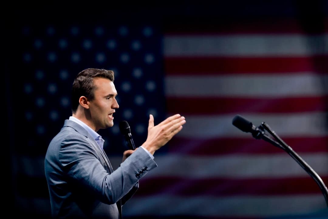 Charlie Kirk, fundador de Turning Point USA, habla durante una conferencia de la TPUSA Believers Summit en el Centro de Convenciones de Palm Beach, en West Palm Beach, Florida, el 26 de julio de 2024. Joe Raedle/Getty Images

