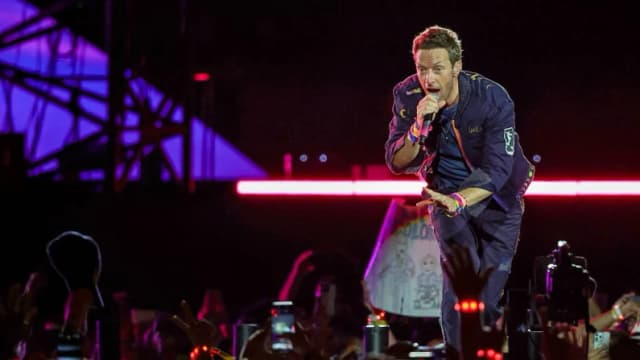 Chris Martin, de Coldplay, actúa en una parada de la gira mundial Music of the Spheres de la banda en el Allegiant Stadium de Las Vegas, Nevada, el 6 de junio de 2025. (Ethan Miller/Getty Images)